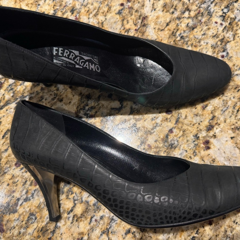 AUTHENTIC SALVATORE FERRAGAMO TEXTURED LEATHER BLACK PUMPS HEELS ITALY 9.5M